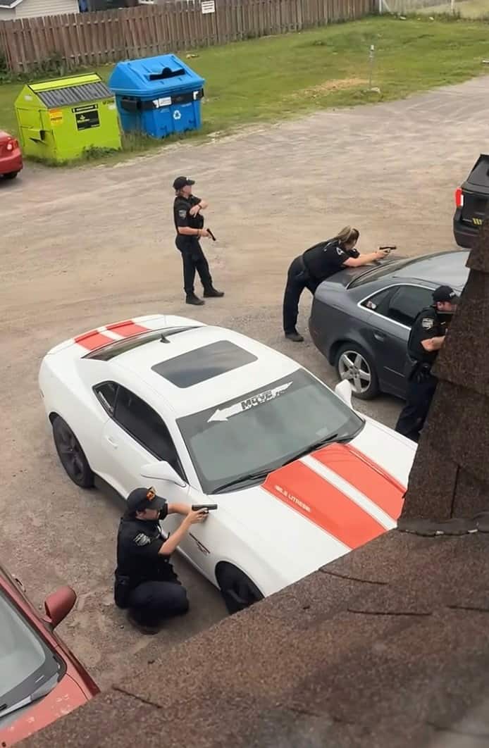 Des dizaines de policiers étaient sur place, d'après des voisins qui ont assisté au déploiement.