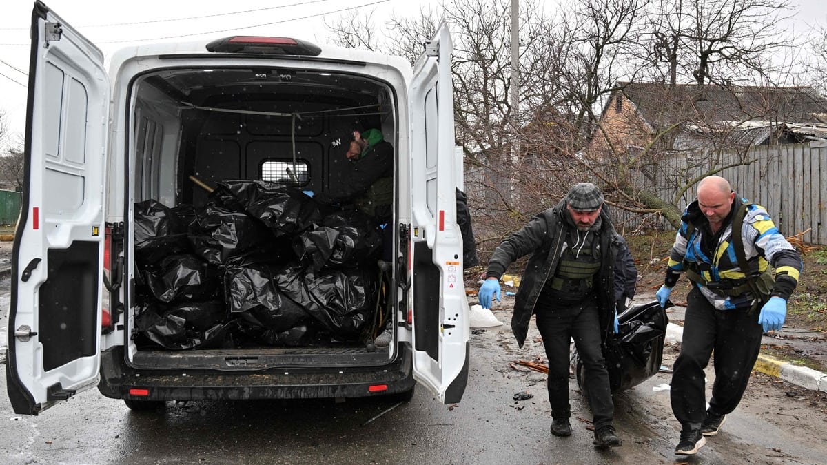 Les corps de 410 civils retrouvés dans les territoires récemment libérés près de Kyïv