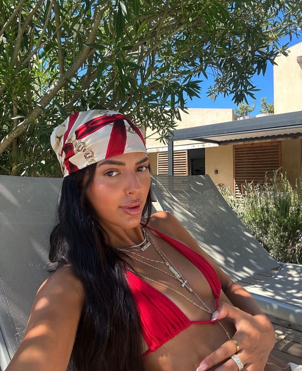 Amanda de «IDA» pose dans son plus simple appareil