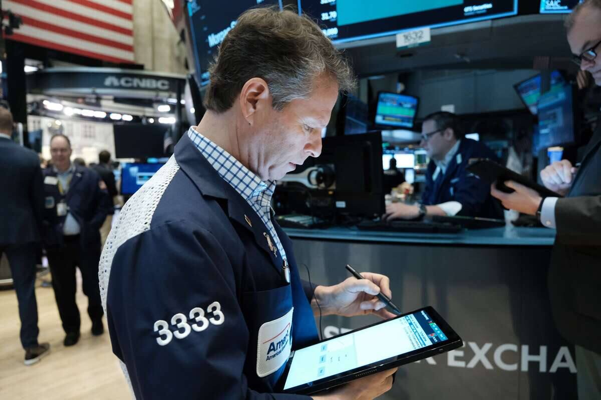 Les Bourses dispers&eacute;es, le baril de p&eacute;trole baisse encore fortement