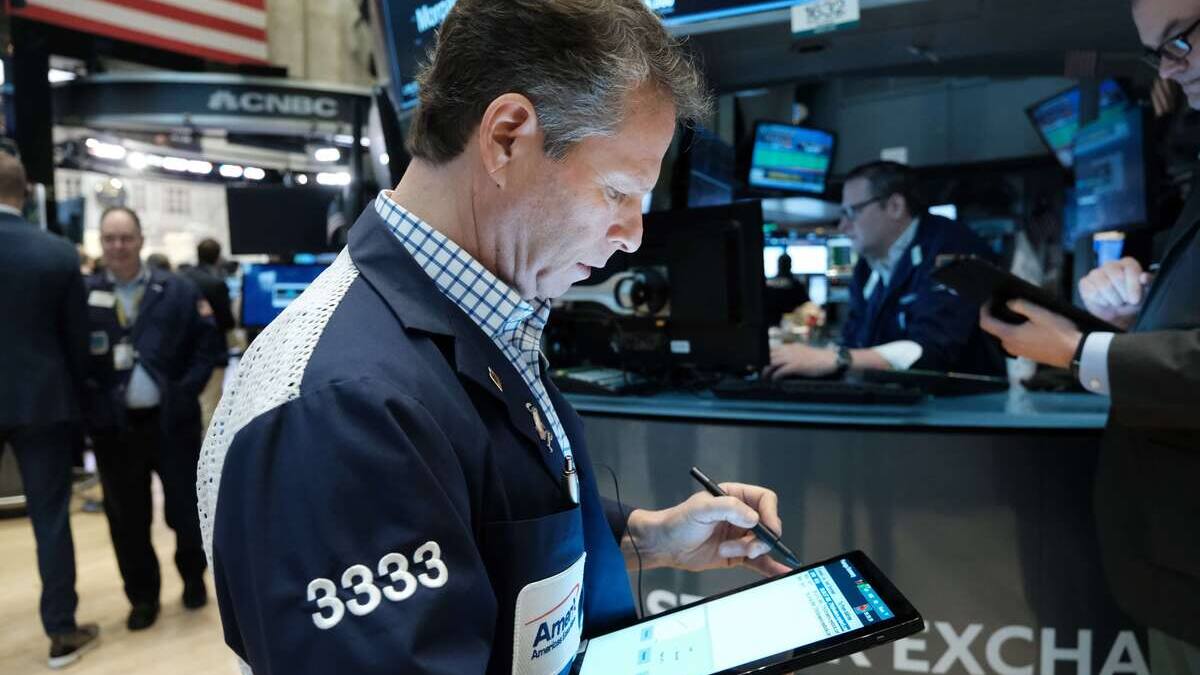 Les Bourses dispersées, le baril de pétrole baisse encore fortement