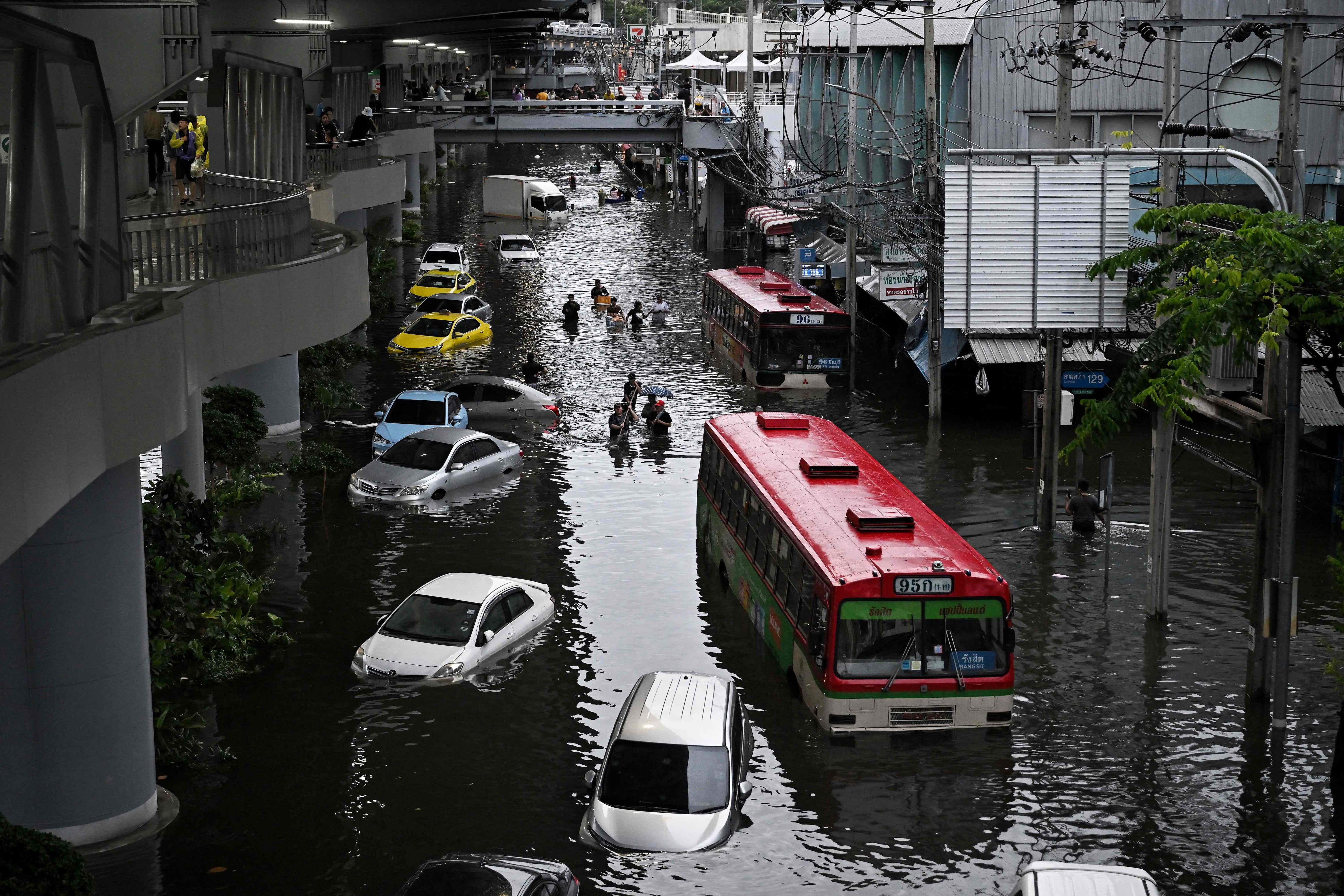 ENI IMAGES | Thaïlande: des milliers d’habitants évacués après d'importantes inondations à Bangkok
