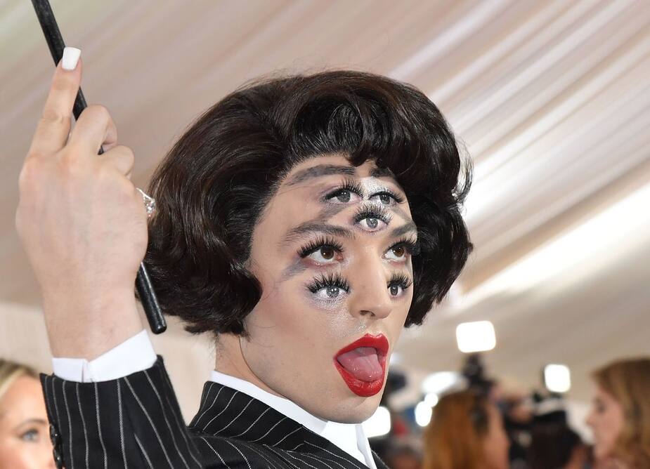 Image principale de l'article Ezra Miller accusé de vol d'alcool par effraction
