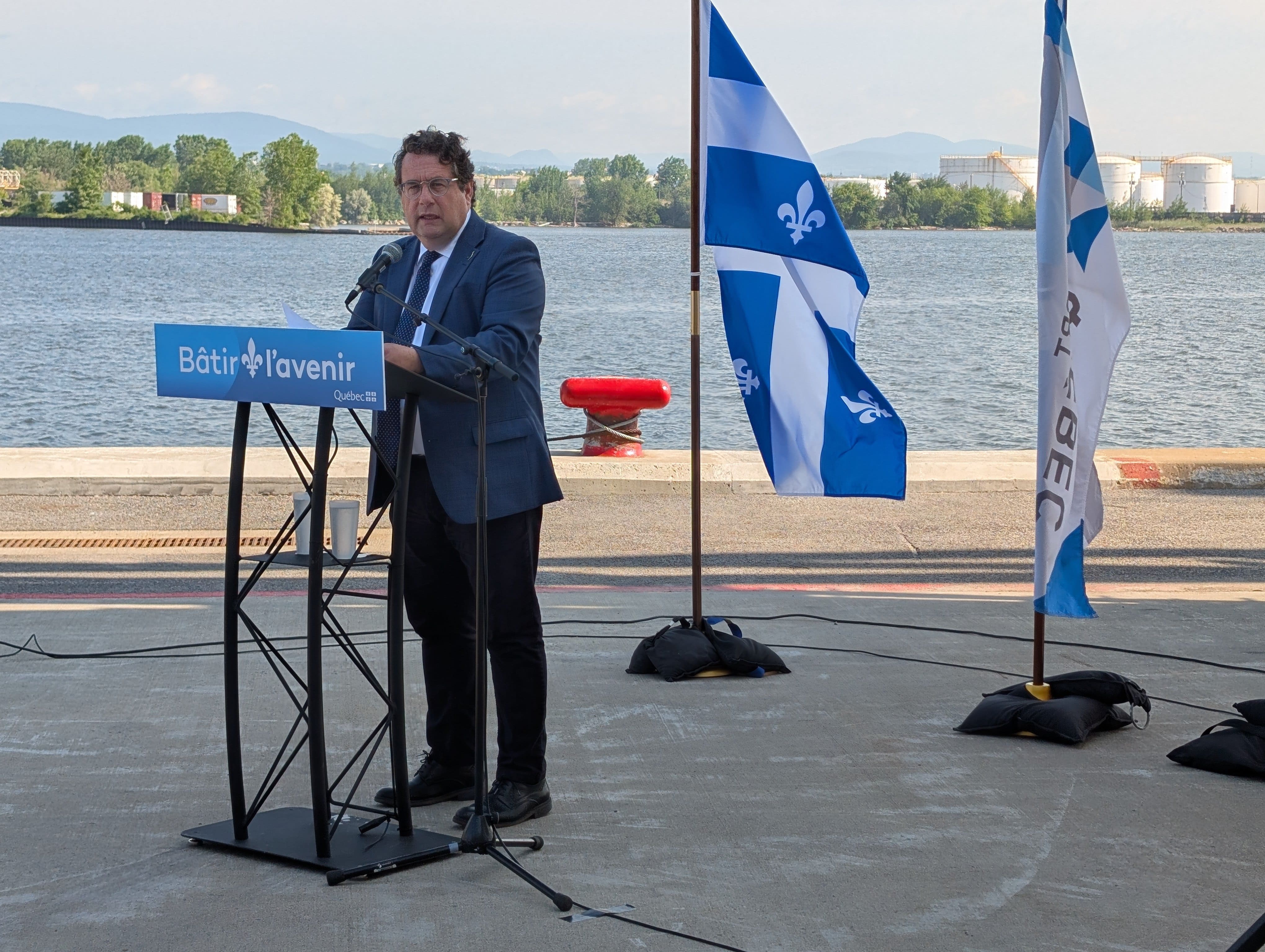 En plus de l'annonce de 5,1 M$, le ministre Bernard Drainville a confirmé la pré-autorisation d’un bloc d’énergie de 15 mégawatts pour alimenter les deux quais.