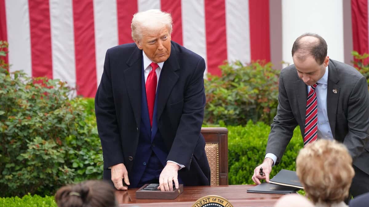 Menaces de riposte et appels au dialogue: voici les principales réactions internationales aux tarifs de Trump