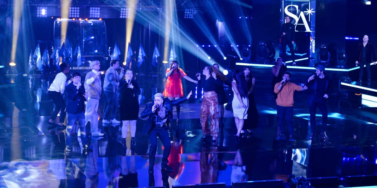 Les Académiciens interprètent la chanson thème