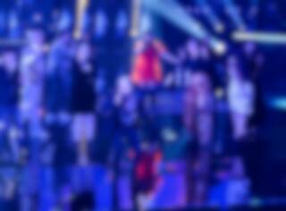 Les Académiciens interprètent la chanson thème