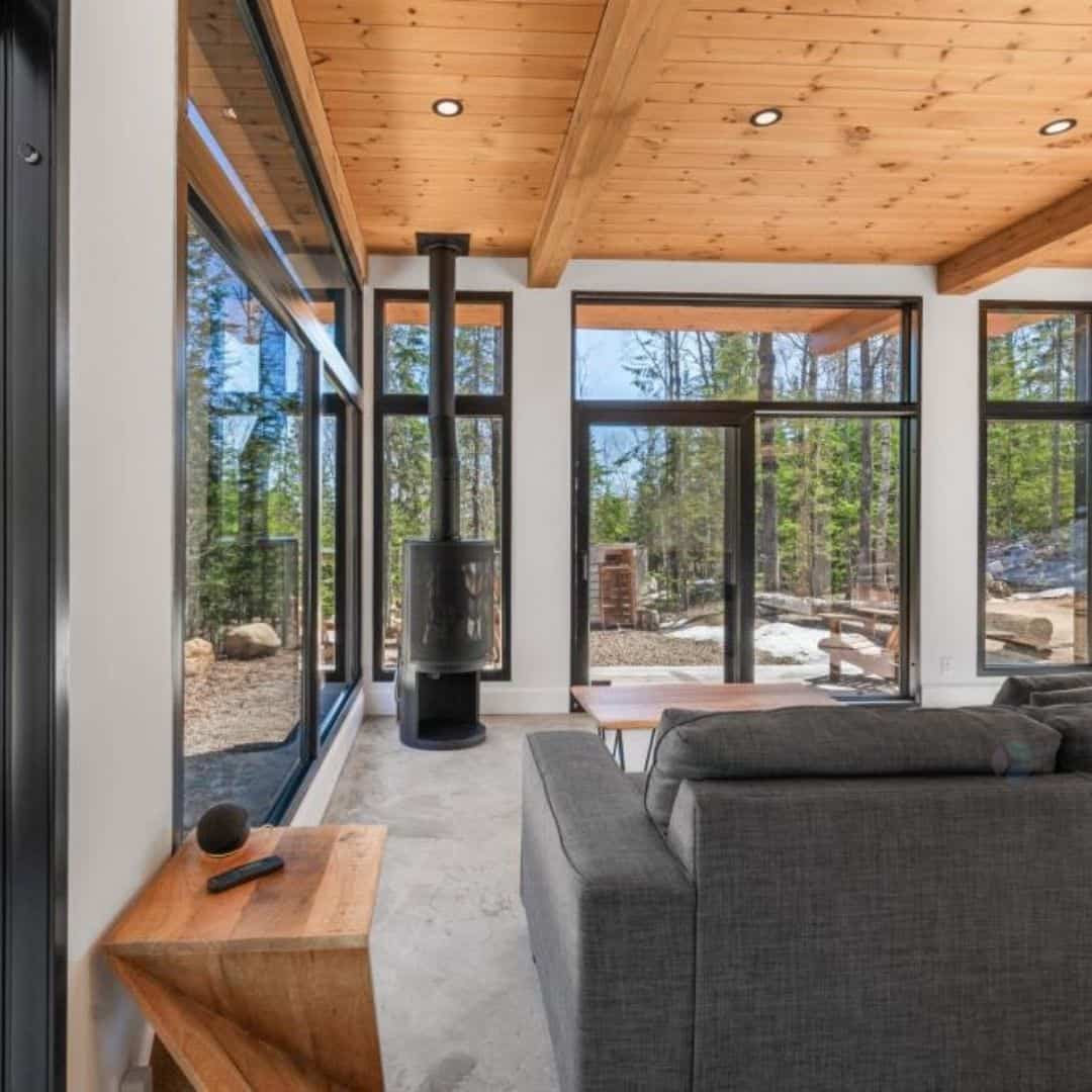Chalet moderne avec spa à vendre pour 495 000 $ 