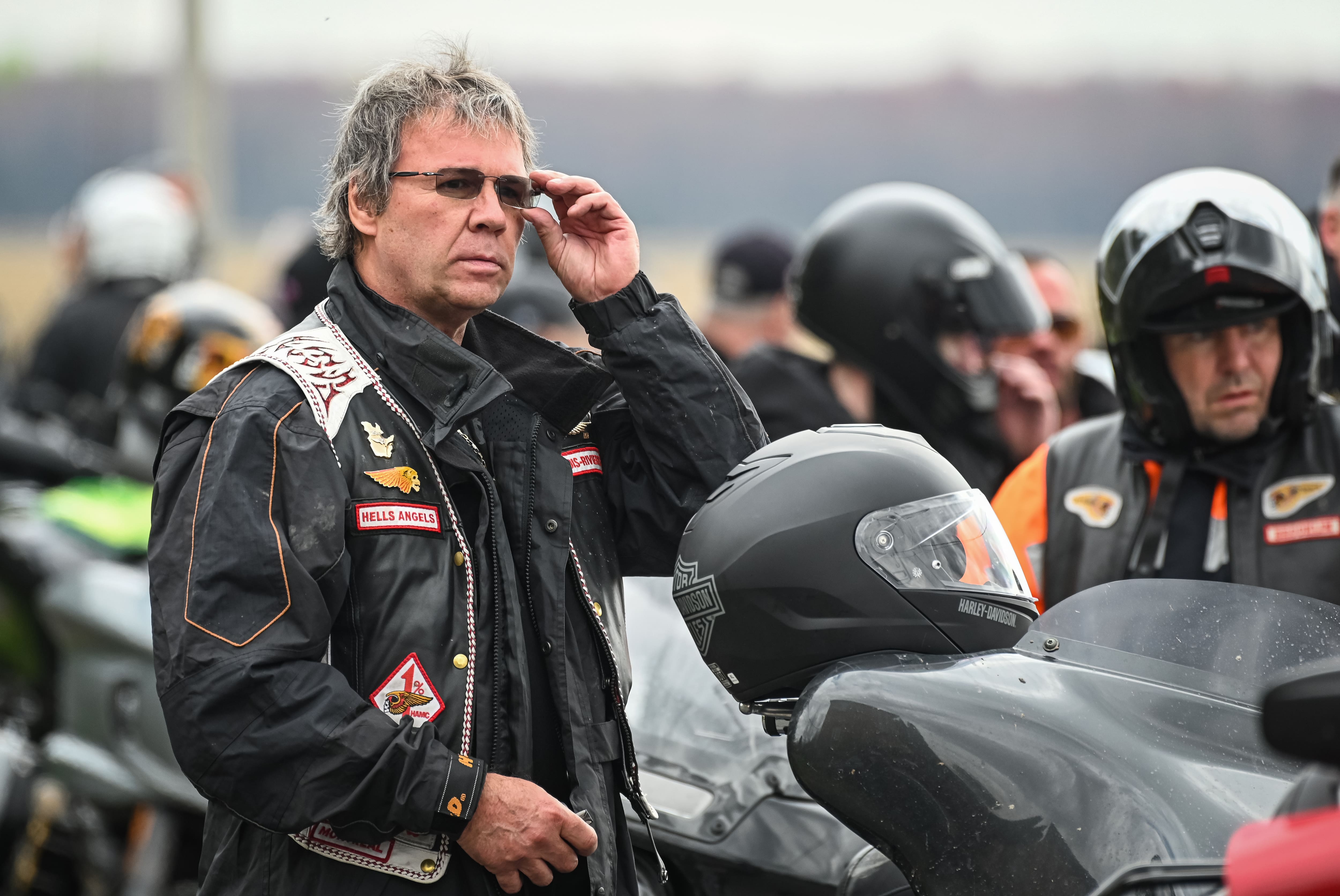 Des centaines de motards criminels ont convergé vers le repaire du chapitre South des Hells Angels, à Saint-Charles-sur-Richelieu, dans le cadre de leur traditionnelle «First Run», soit la première sortie officielle à moto de l’année, le mardi 13 mai 2025. Sur la photo, on aperçoit Bernard Plourde, membre en règle du chapitre de Trois-Rivières.
MAXIME DELAND/AGENCE QMI