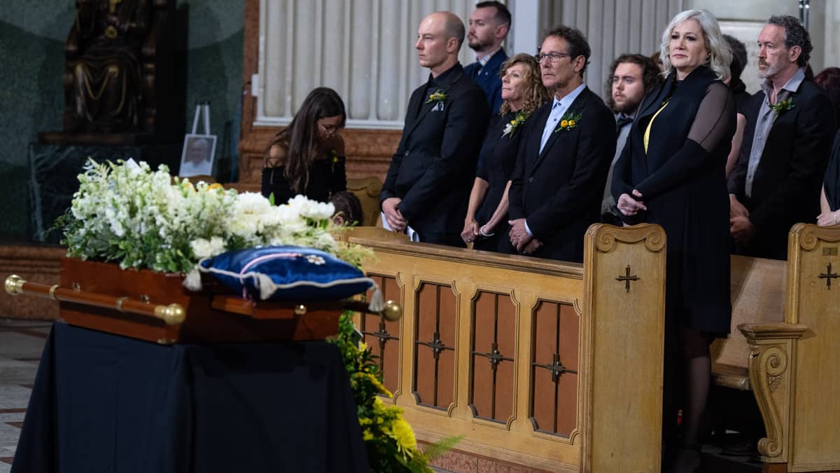Du soleil et de grandes prestations pour les funérailles nationales de Jean-Pierre Ferland