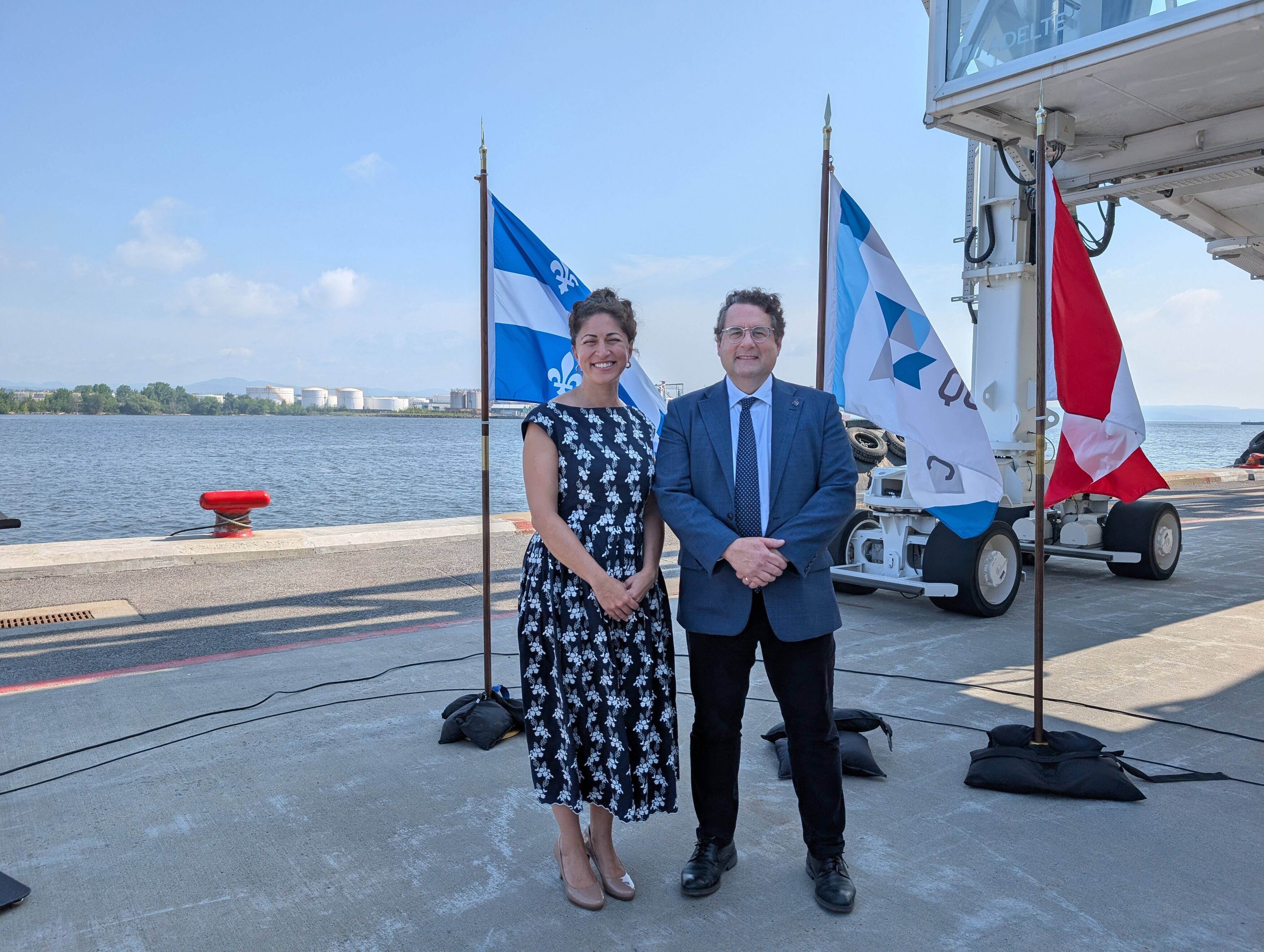 Olga Farman, présidente-directrice générale du Port de Québec et Bernard Drainville, ministre de l’Économie, de l’Innovation et de l’Énergie et ministre responsable de la Stratégie maritime.