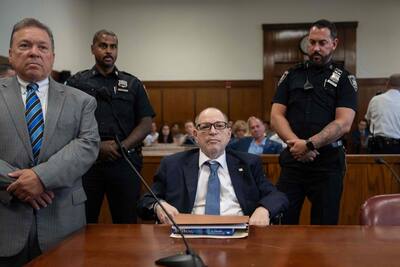 Harvey Weinstein hospitalizado con COVID-19 y neumonía