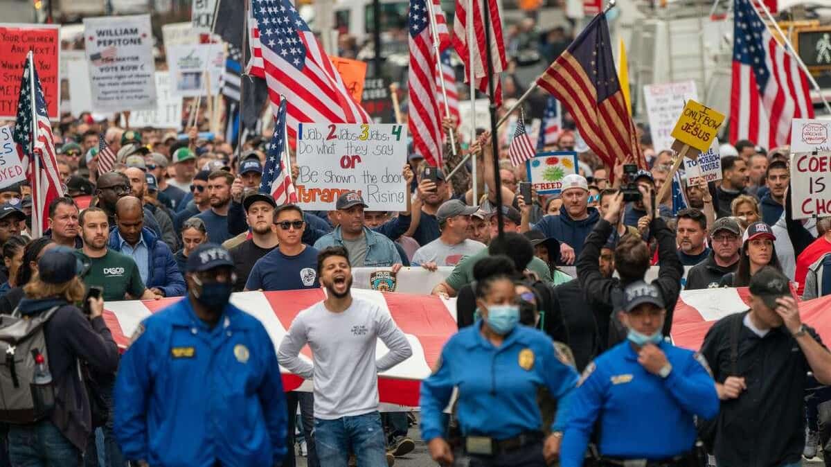 Des pompiers dans la rue contre le vaccin obligatoire