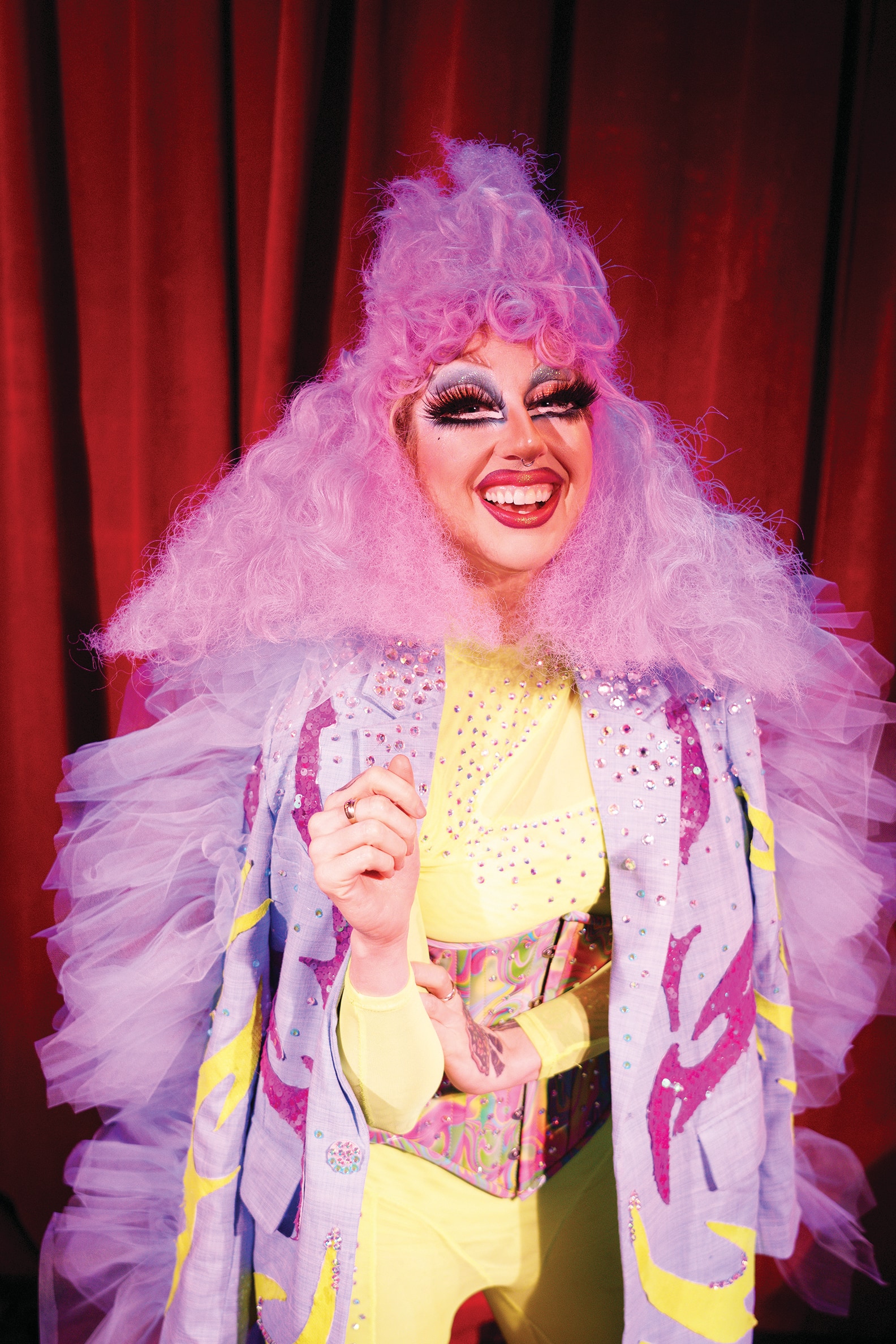 Incursion dans les coulisses de l’univers de la drag dans l’émission L