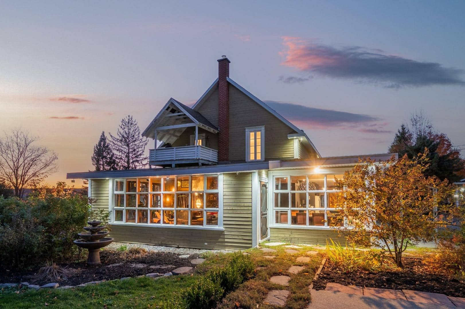 Cette maison centenaire avec foyer est à vendre