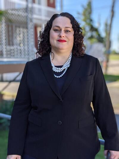 Manifestación conspirativa en el juzgado en apoyo de un ex abogado inhabilitado