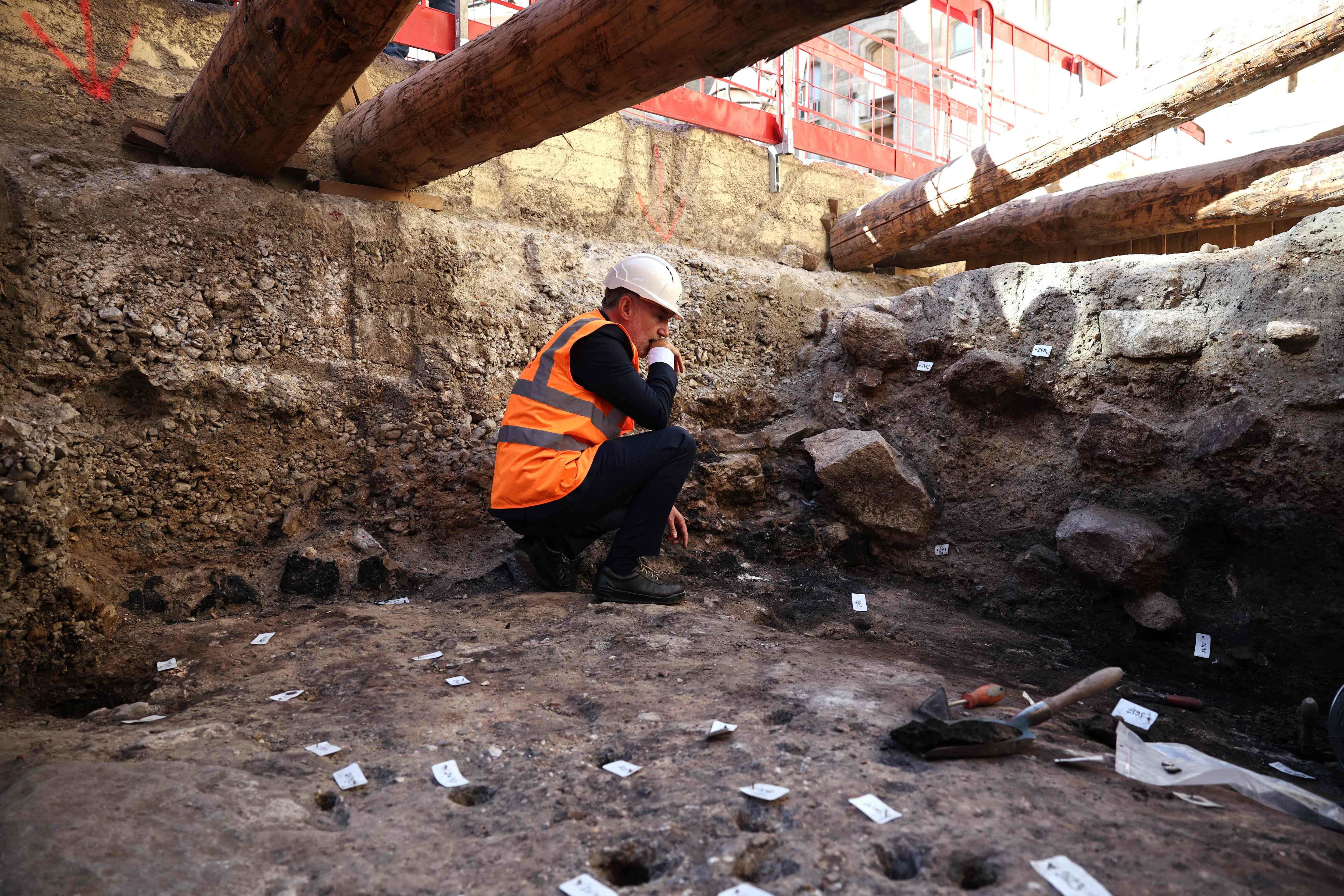 Le maire de Paris Emmanuel Grégoire visite un site archéologique après la découverte d'un mur gallo-romain de Lutèce sous l'hôpital Hôtel-Dieu, sur l'île de la Cité, dans le centre de Paris, le 22 septembre 2026.