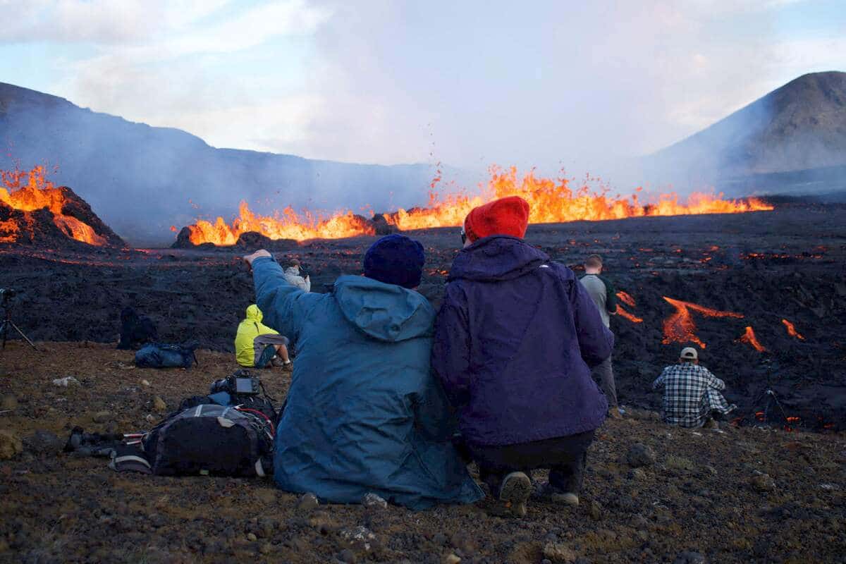 EN IMAGES | La nouvelle &eacute;ruption en Islande attire les curieux