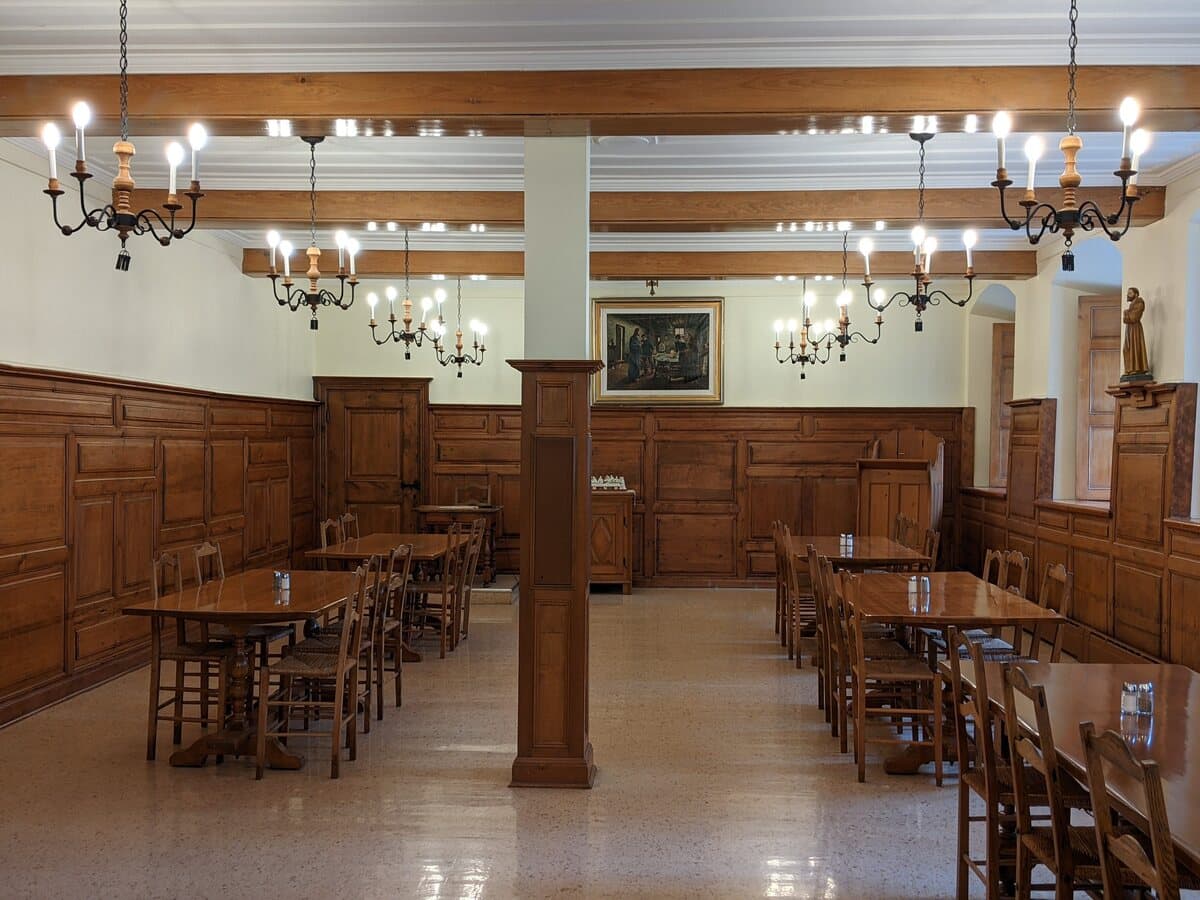 Le réfectoire avec ses boiseries datant de l'époque des Récollets est toujours utilisé par les religieuses qui occupent le monastère.