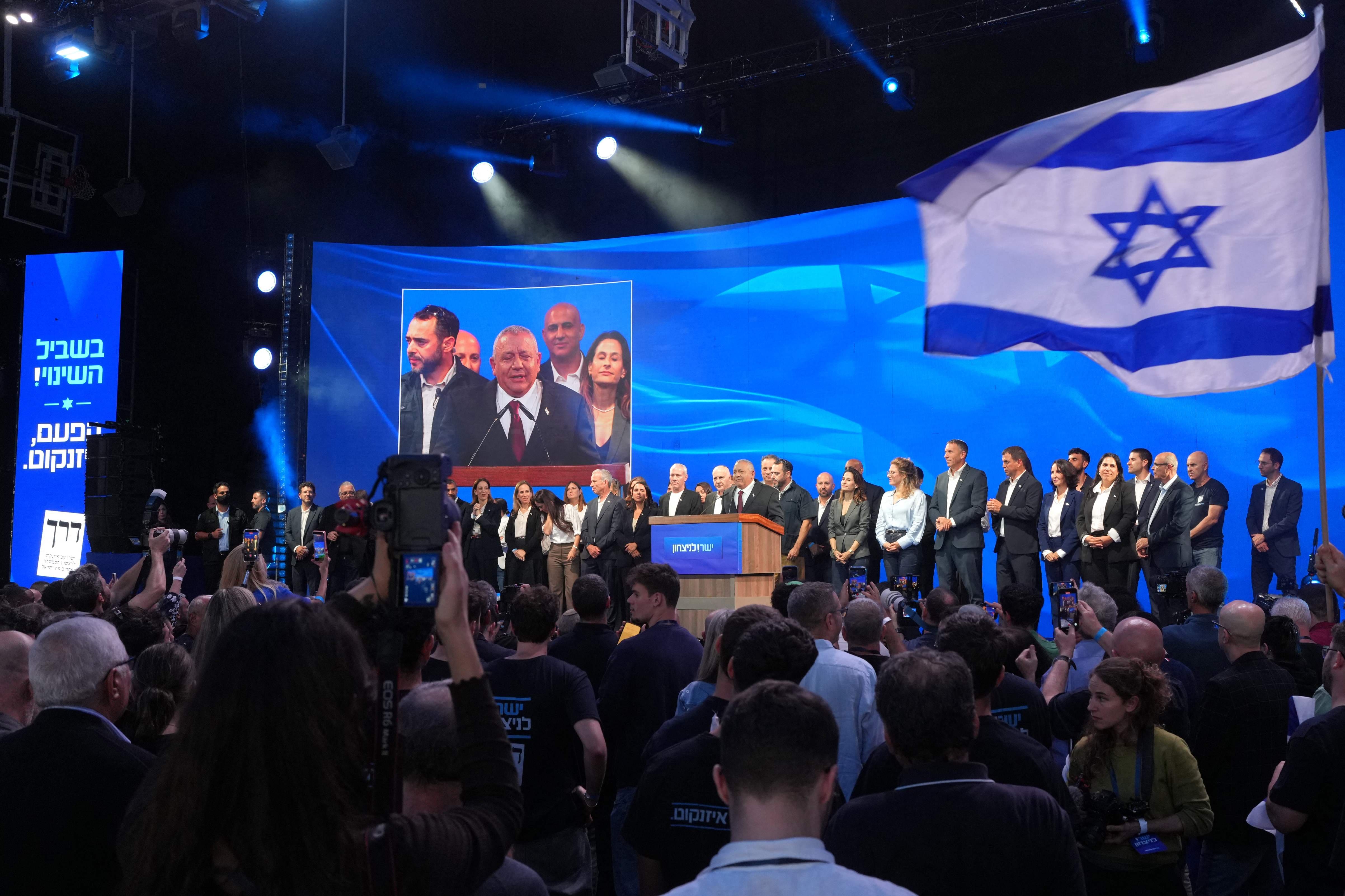 Élections en Israël: les deux camps désormais donnés à égalité