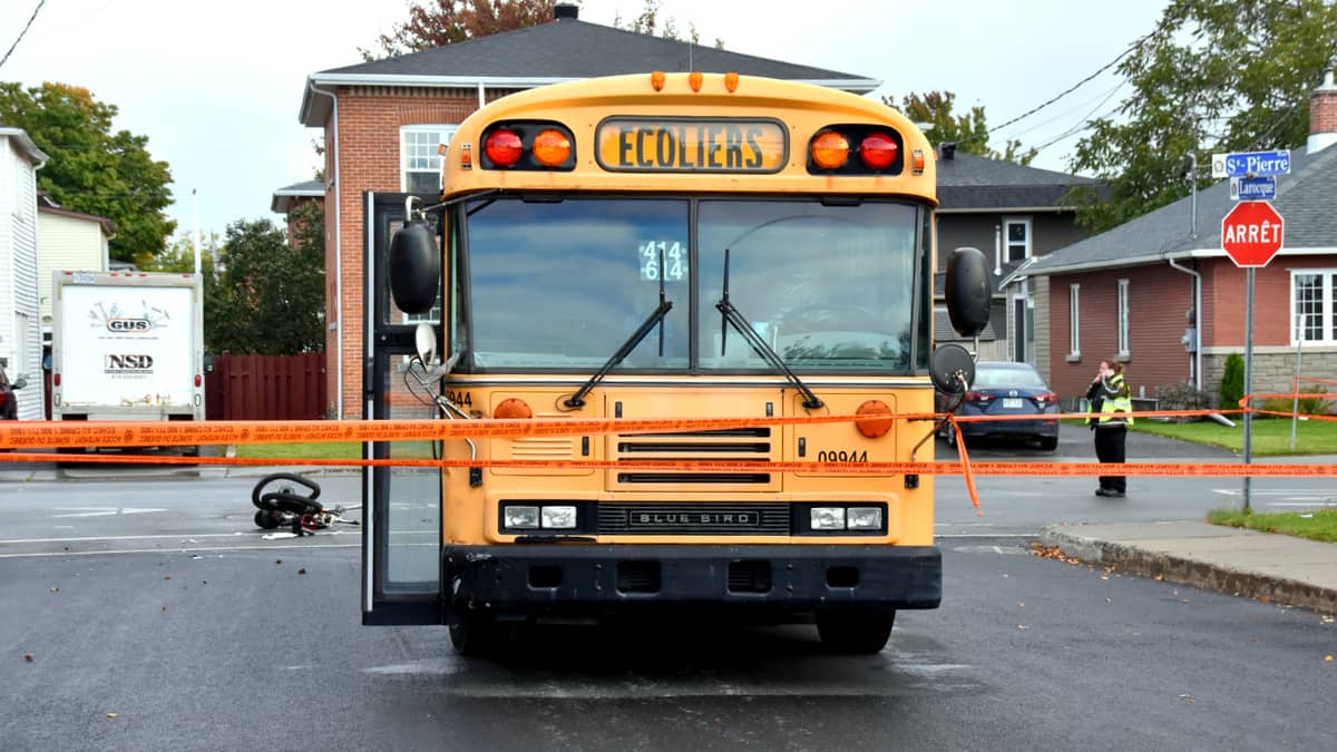 Un autobus scolaire happe mortellement un cycliste à Drummondville
