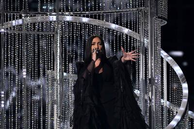 El ganador de Eurovisión 2024, el cantante suizo Nemo, canta la nueva canción "Axlainable"durante el ensayo general de la final de la eurovisión de la canción 2025 en el Arena St. Jakobshalle de Basel el 16 de mayo de 2025.