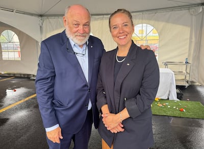 Marcel Landry, presidente e fundador da Medifice Inc. e Maude Malo, diretora executiva da Northern Lanaudière Health Foundation, em Saint-Charles-Borromée, quinta-feira, 28 de agosto de 2025.