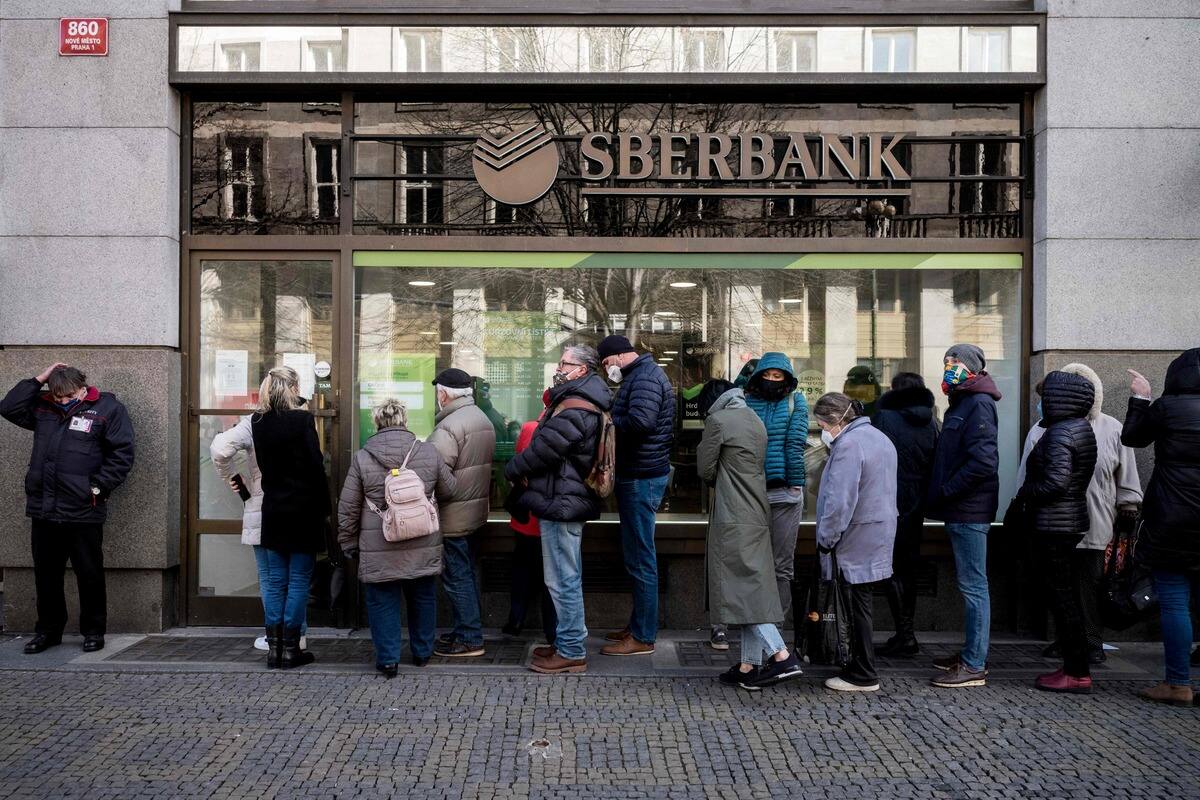 Ukraine: la filiale europ&eacute;enne de la banque russe Sberbank en d&eacute;tresse
