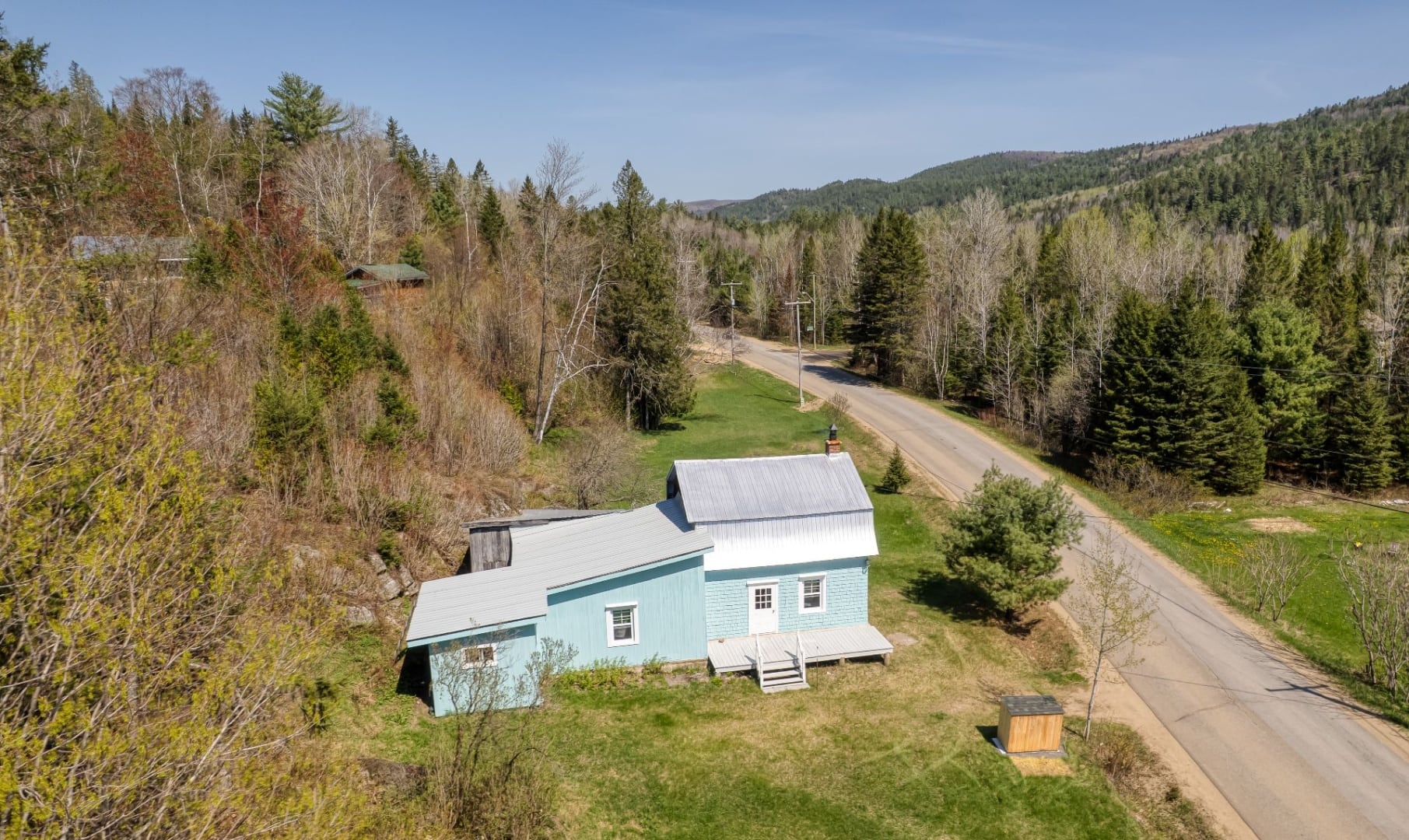 Adorable fermette bleue à vendre pour 249 000$