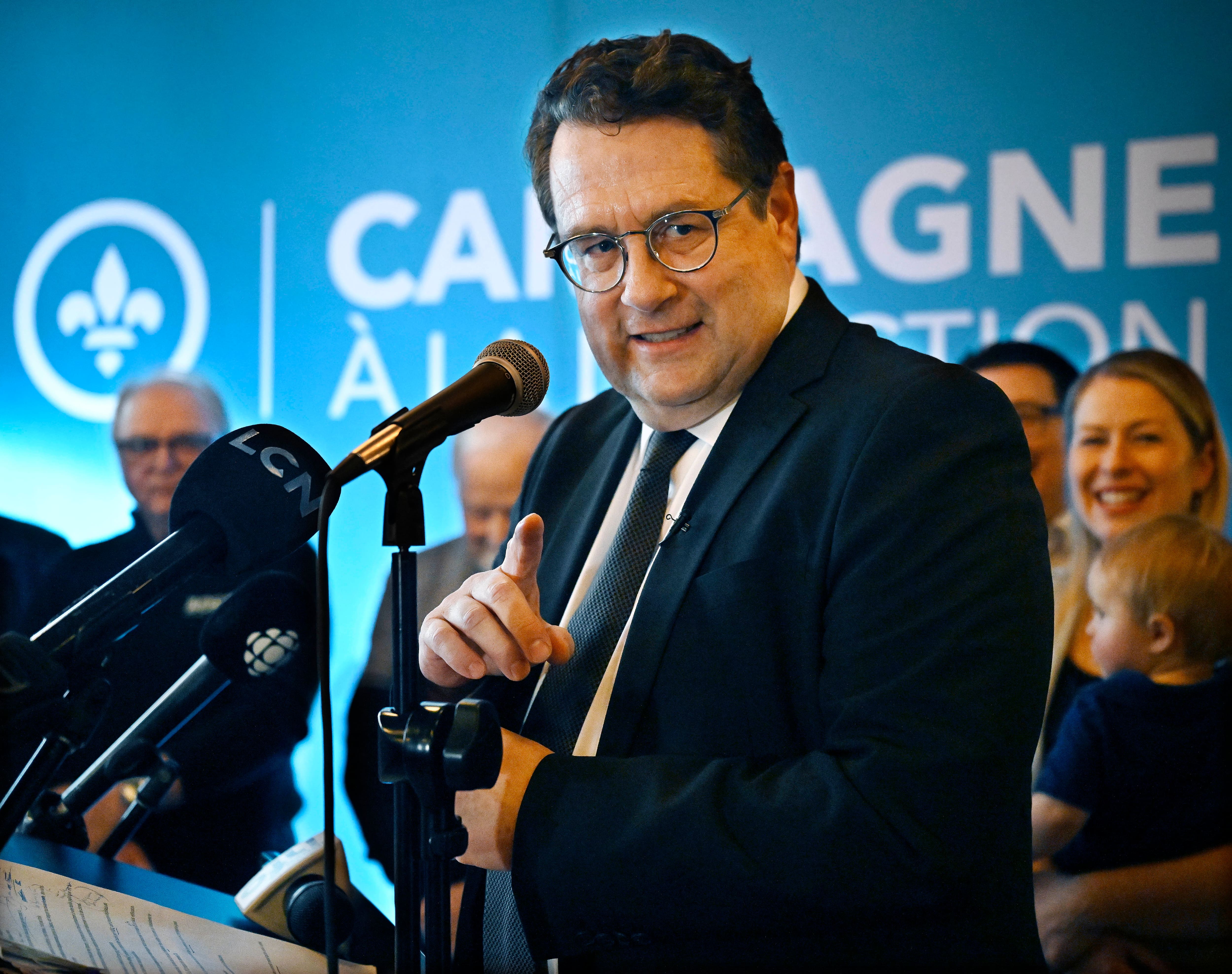 Compar&eacute; &agrave; Donald Trump: &laquo;j&rsquo;m&rsquo;en fous&raquo;, d&eacute;clare Bernard Drainville qui promet de terminer la course