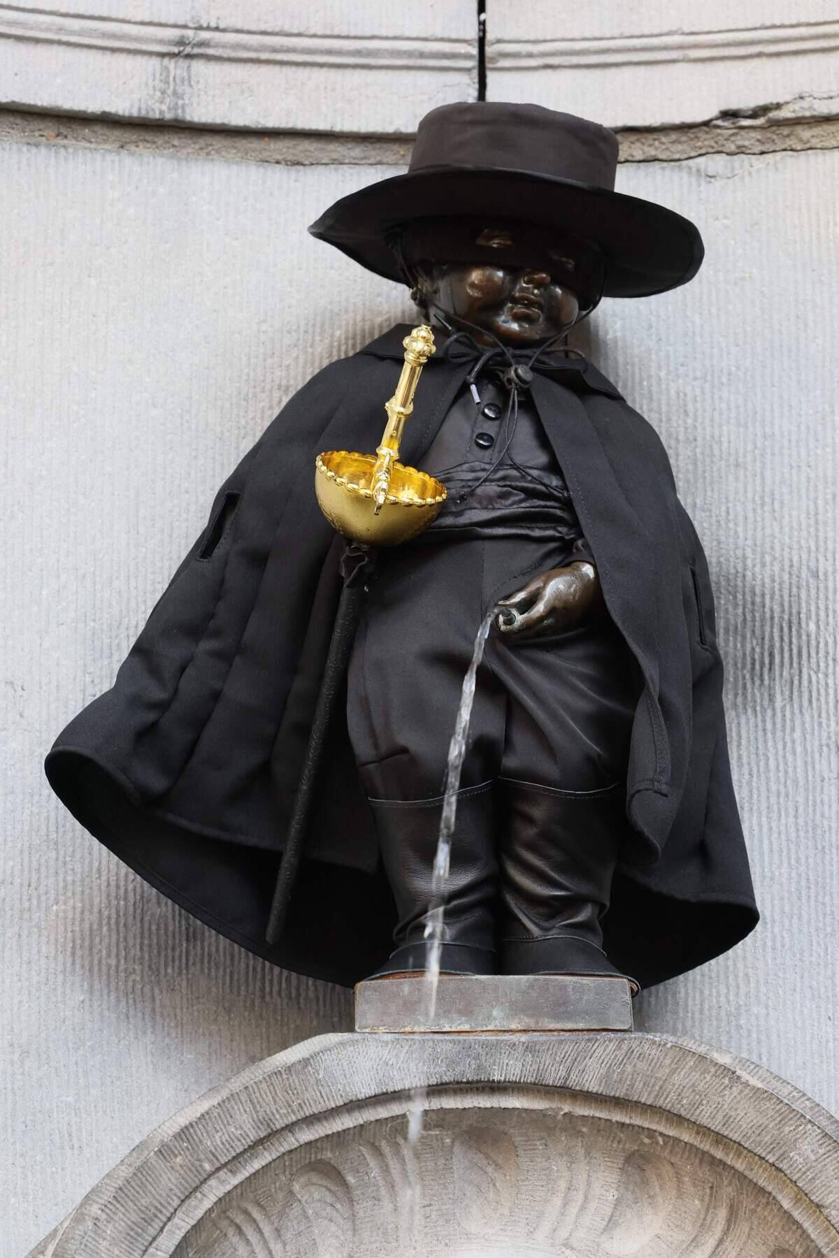 [EN PHOTOS]  Manneken-Pis disfrazado de Zorro para la entrega de una medalla al actor Jean Dujardin 