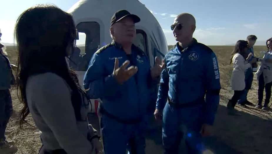 William Shatner en compagnie de Jeff Bezos quelques minutes après l'atterrissage