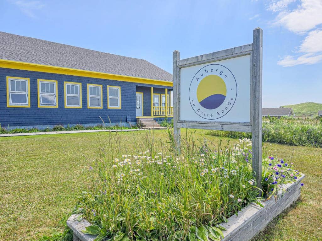 Une adorable auberge bleue et jaune est à vendre
