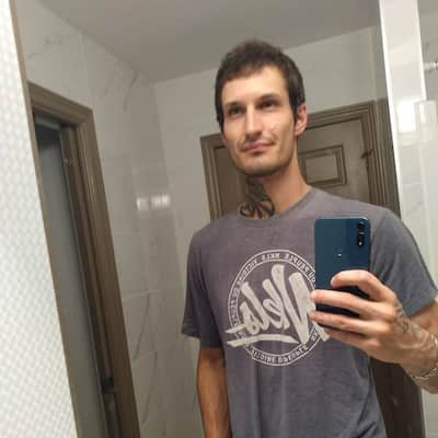 Jason Pothier-Martin, acusado de incendio provocado por un hecho ocurrido el 20 de agosto de 2022 en Lévis. Se dice que arrojó dos cócteles Molotov en un apartamento y que los objetos incendiarios cayeron en un dormitorio donde dormían dos niños. En el incidente una niña de 3 años resultó gravemente herida. Crédito de la foto: Tomado de Facebook Jason Pothier