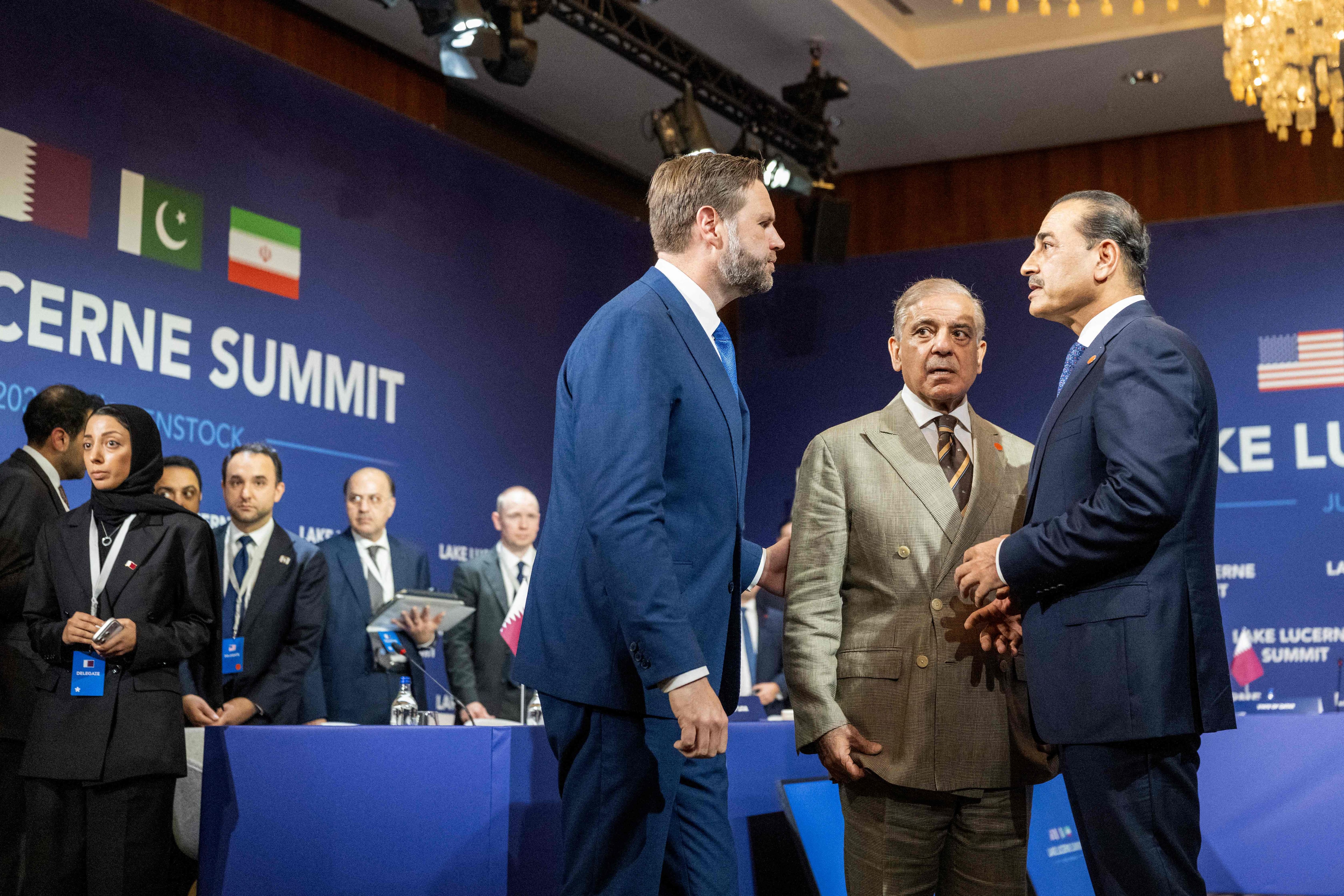 Le vice-président américain JD Vance, le premier ministre pakistanais Shehbaz Sharif et le premier ministre et ministre des Affaires étrangères du Qatar, le cheikh Mohammed bin Abdulrahman bin Jassim Al-Thani, s’entretiennent lors d’une réunion quadrilatérale entre les États-Unis, l’Iran, le Pakistan et le Qatar au complexe hôtelier de luxe Burgenstock, en Suisse, le 21 juin 2026.