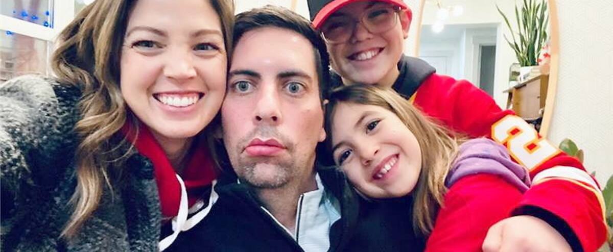 «Papa est encore là et il va bien»: l’incroyable leçon de courage d’un vp des Flames de Calgary atteint de la maladie de Lou Gehrig