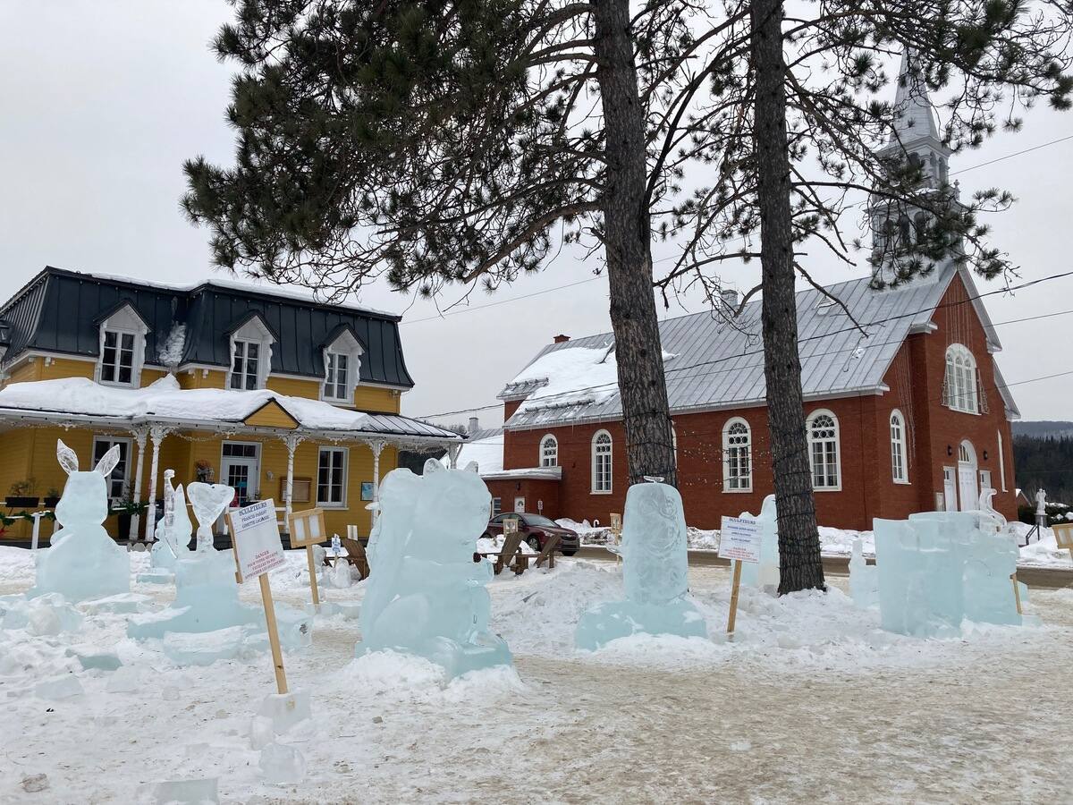 Un village passionn&eacute; de sculpture sur glace
