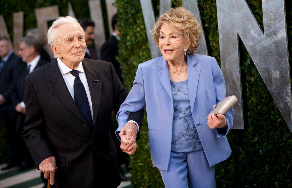 Décès d'Anne Douglas, veuve de Kirk, à l'âge de 102 ans | JDM