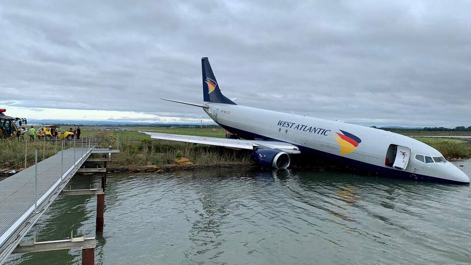 Image principale de l'article L'avion rate l'atterrissage et tombe dans l'étang