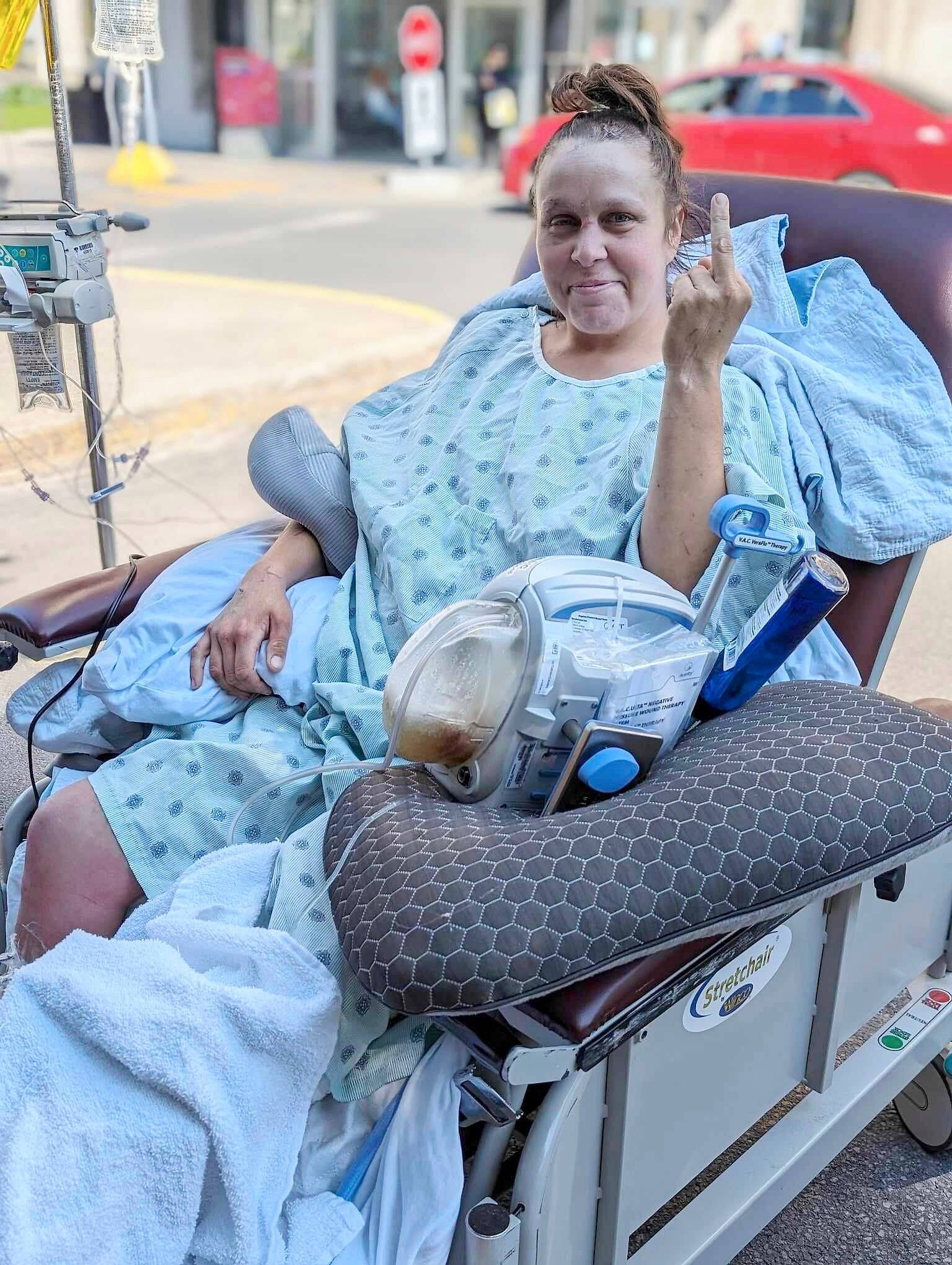 Une m&egrave;re de famille happ&eacute;e par un train fait un doigt d&rsquo;honneur &agrave; la mort