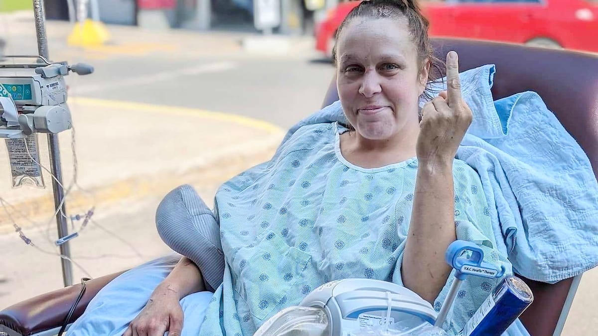 Une mère de famille happée par un train fait un doigt d’honneur à la mort