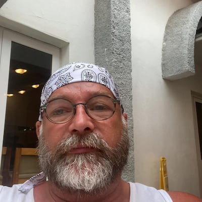 Jean Lemay (en mortaja) frente a su oficina con trabajadores al final de una jornada laboral, en junio de 2023.