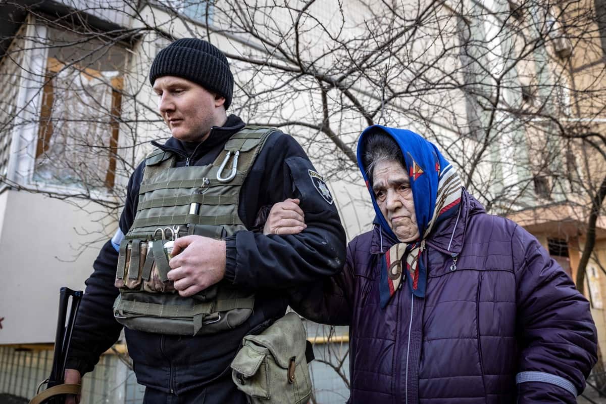 Des r&eacute;fugi&eacute;s fuient les combats autour de Ky&iuml;v