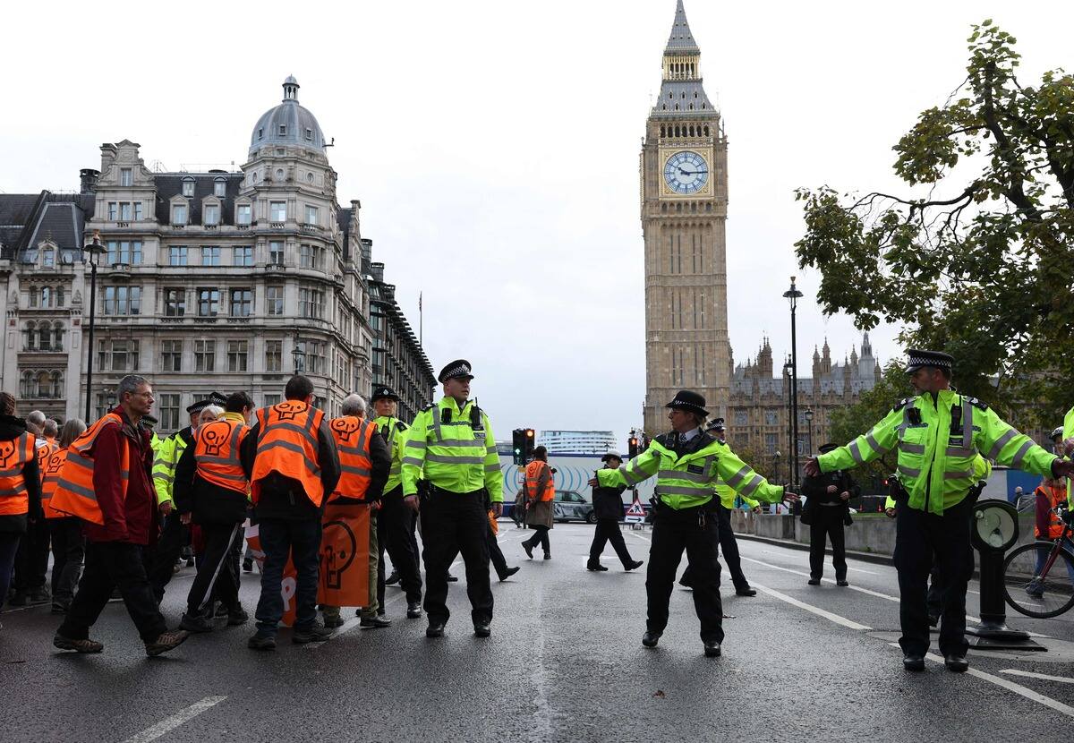 Londres 62 militants écologistes arrêtés lors d'une marche contre les