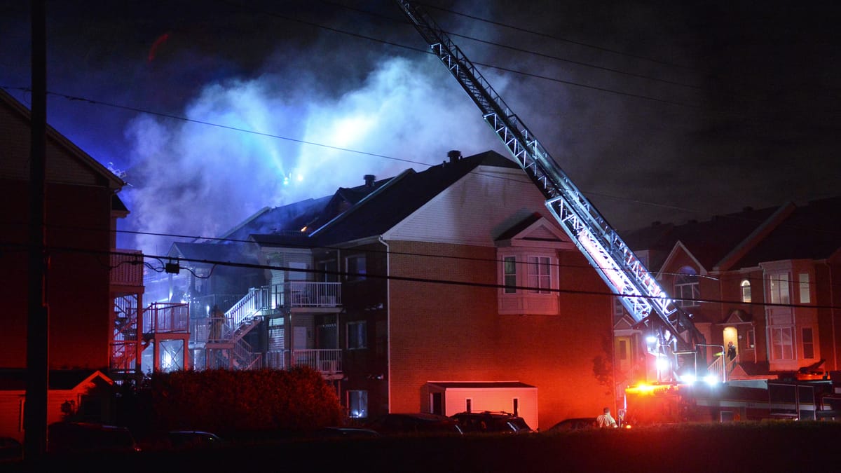 PHOTOS | Des condos ravagés par un incendie à Brossard