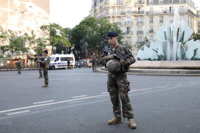 Un coche choca contra una terraza en París: un muerto, la causa preferida del accidente