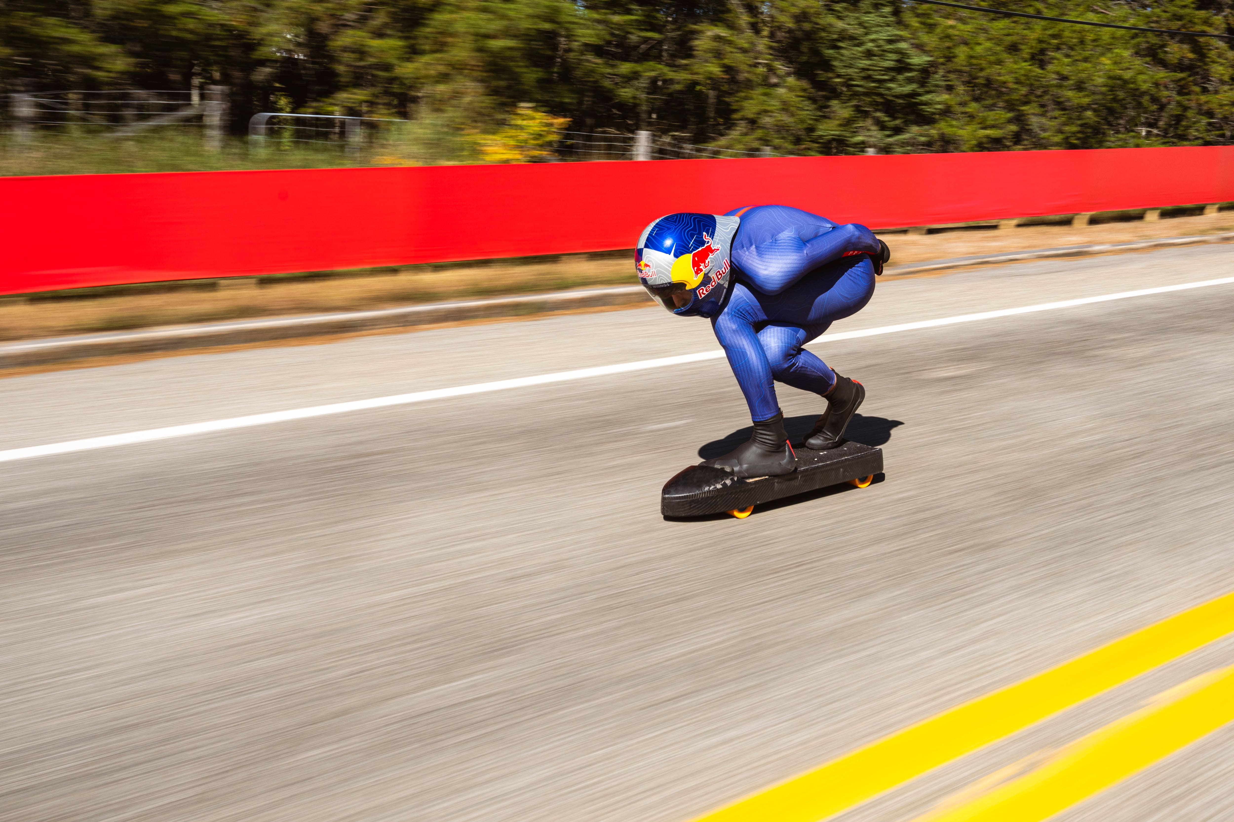 À plus de 150 km/h en skateboard dans la côte des Éboulements: un Espagnol a choisi le Québec pour établir un record Guinness complètement fou
