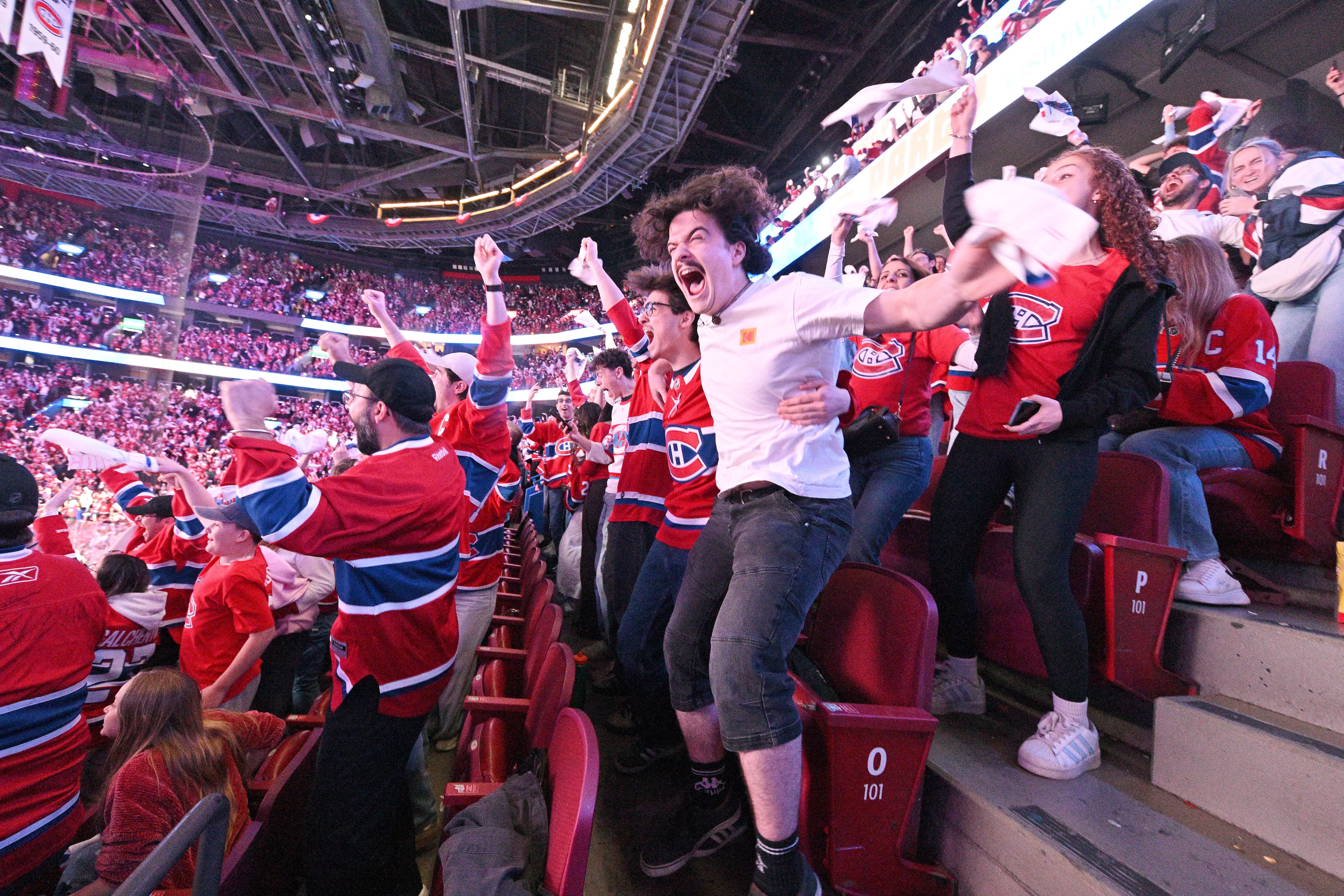 Victoire du match 7 en prolongation: le Canadien fait bondir la foule au Centre Bell
