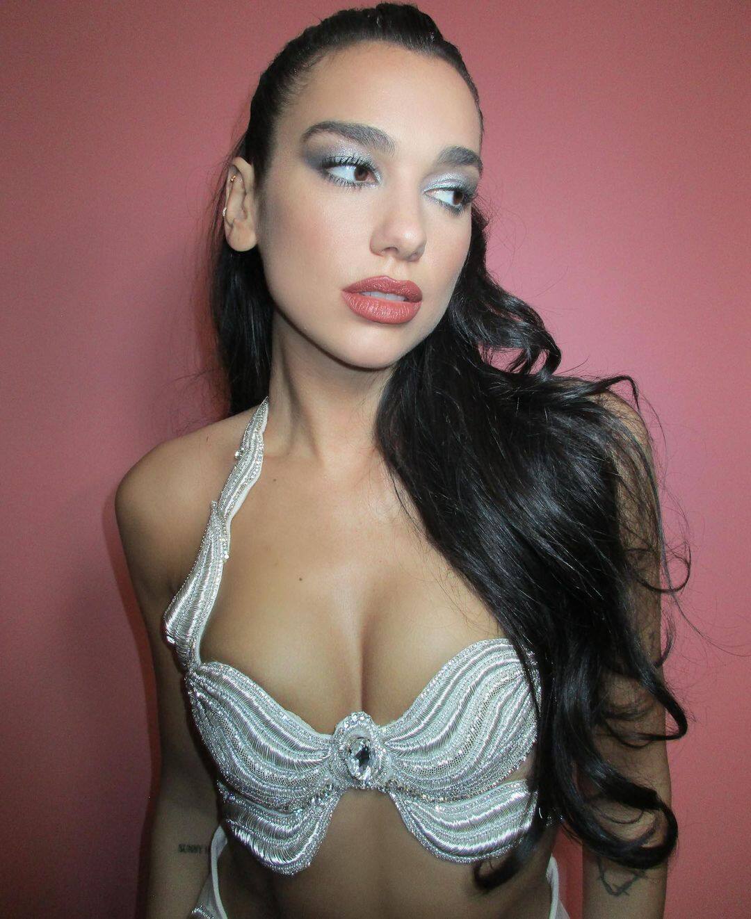 Dua Lipa partage un rare selfie sans maquillage