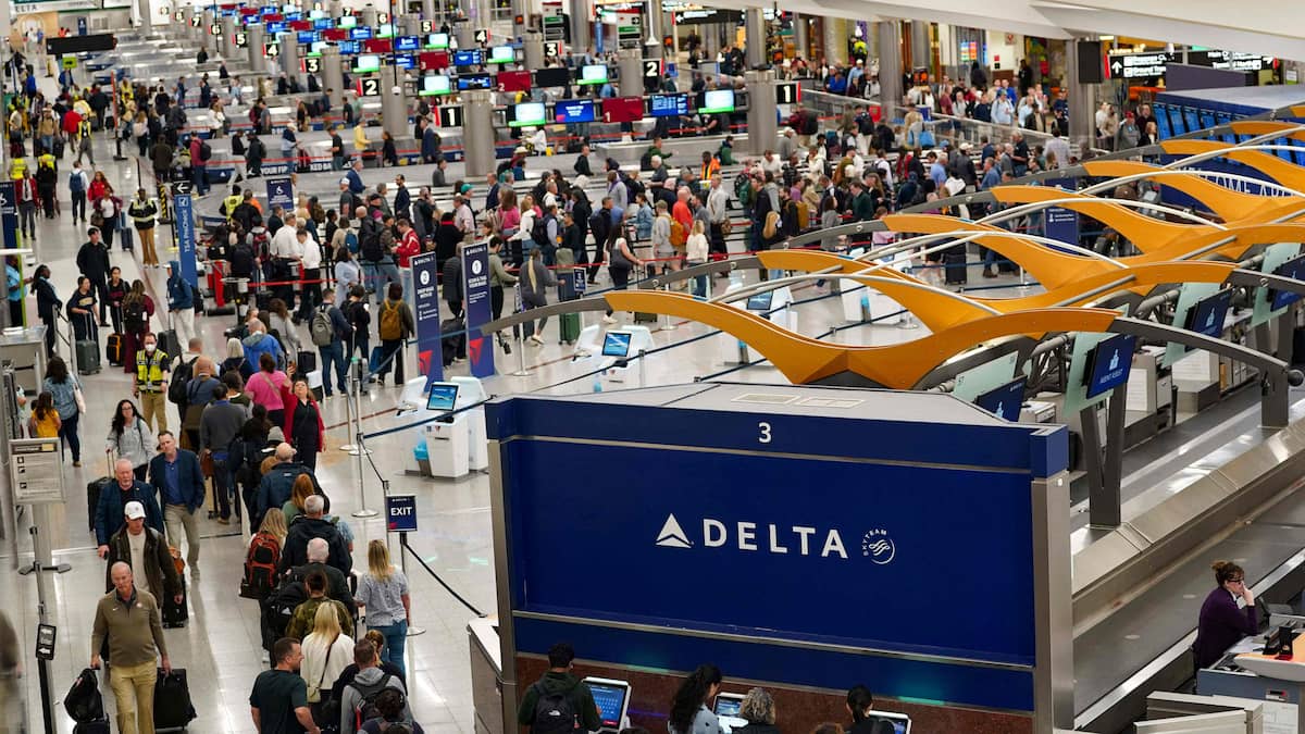 Des passagers récoltent 16 000 $ en cartes cadeaux pour des agents de sécurité privés de salaire à l’aéroport de Buffalo
